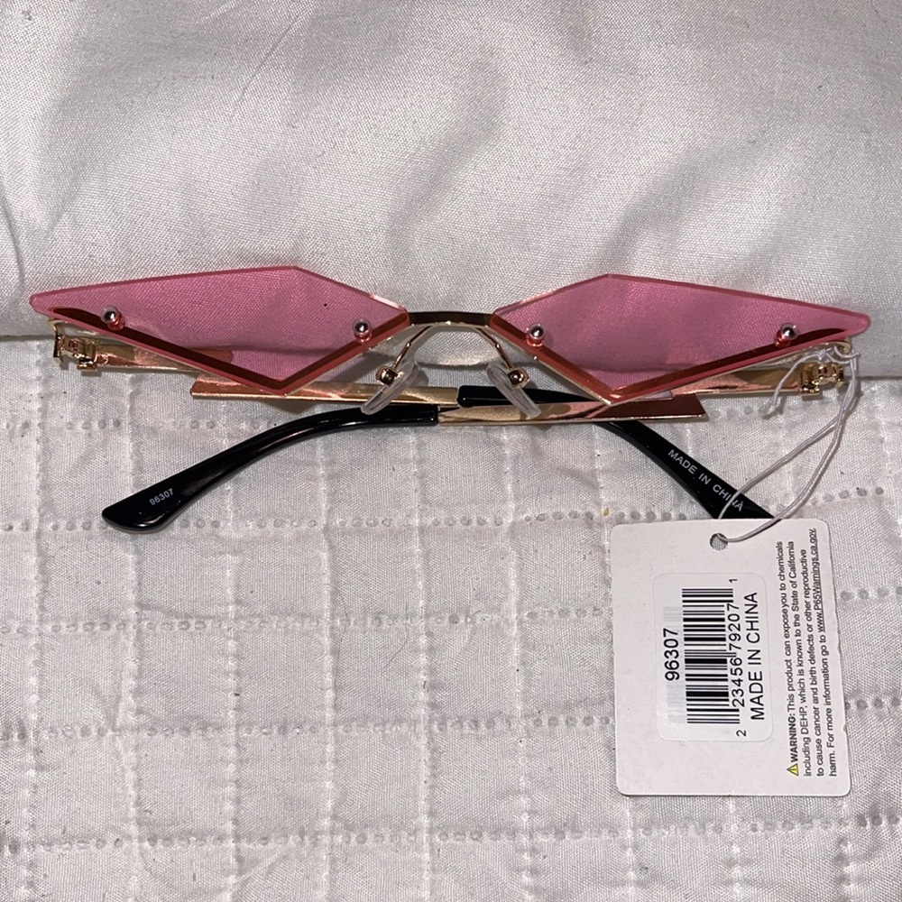 Diamond shape sunglasses NWT